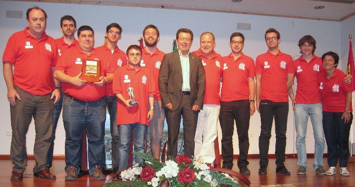 del Sestao EDP después de recoger los trofeos que le acreditan como subcampeón de España de clubes 2014